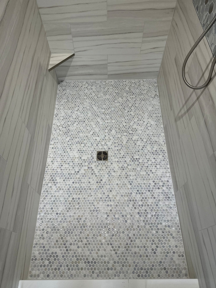 Mittelgroßes Klassisches Badezimmer En Suite mit eingebautem Waschtisch in Sonstige