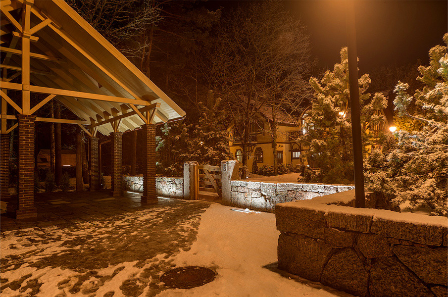 Участок в поселке со старыми кленами и дубами