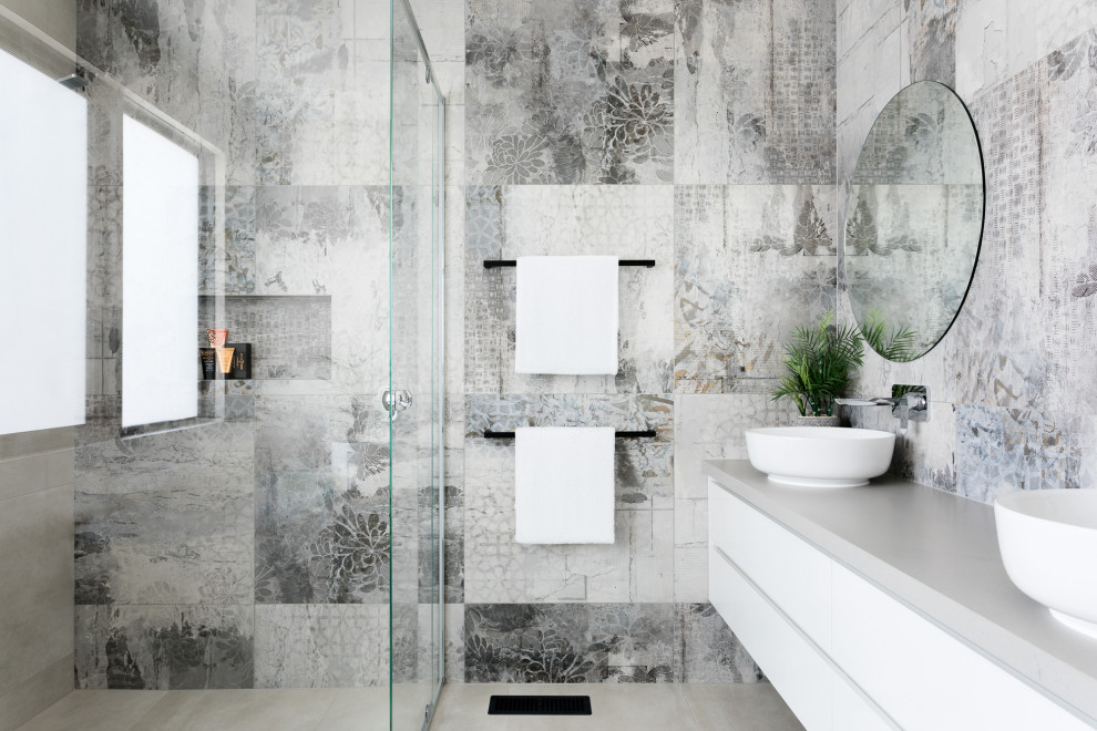 Photo of a contemporary bathroom in Melbourne.