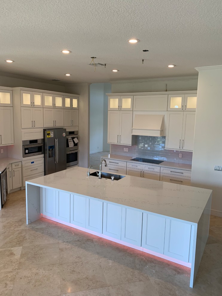 Kitchen - transitional kitchen idea in Miami