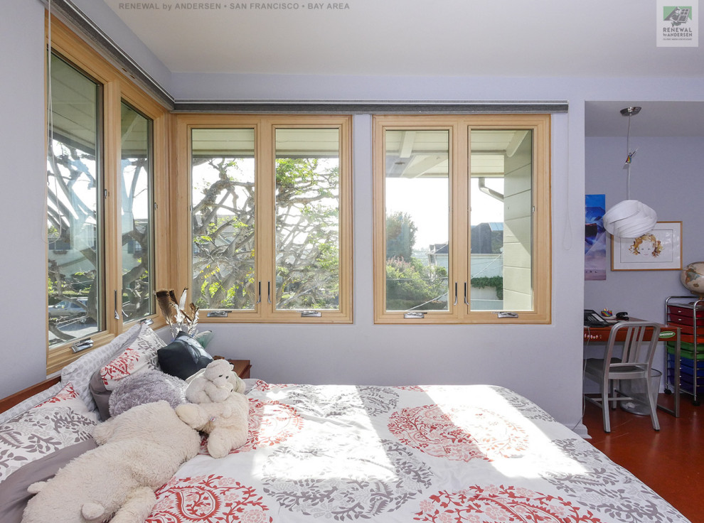 Inredning av ett mellanstort könsneutralt tonårsrum kombinerat med sovrum, med lila väggar och mellanmörkt trägolv