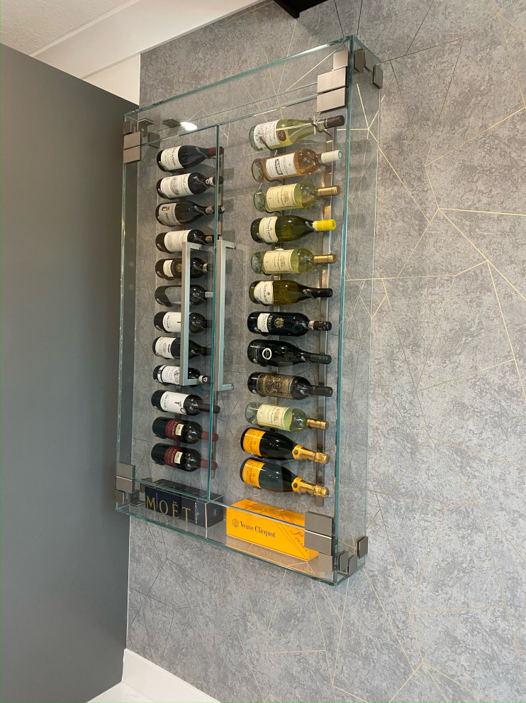 Cette image montre une petite cave à vin minimaliste avec des casiers.