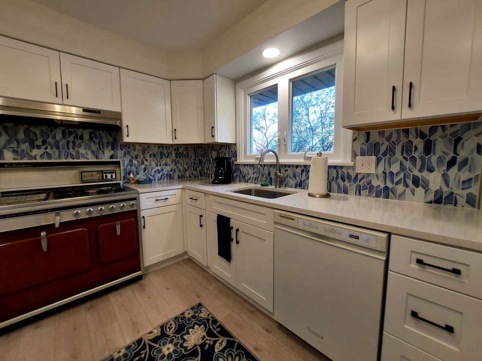 Foto di una grande cucina design con ante bianche, top in quarzo composito, paraspruzzi blu e top bianco