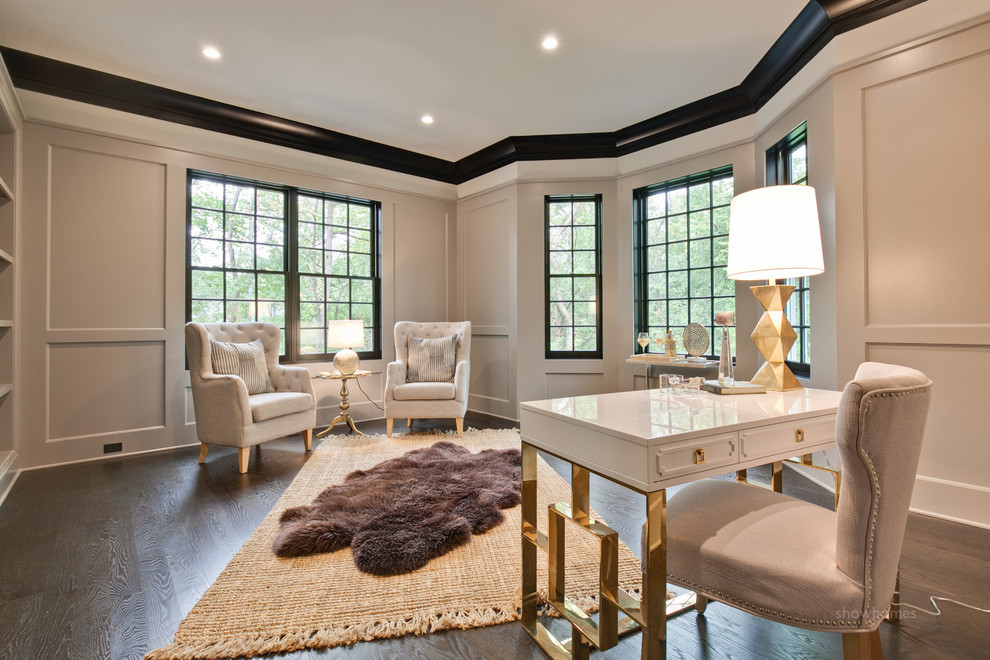 Example of a transitional home design design in Chicago