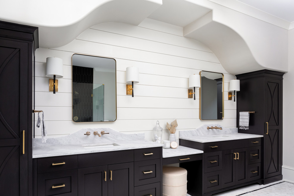 Пример оригинального дизайна: главная ванная комната в стиле неоклассика (современная классика) с фасадами с декоративным кантом, черными фасадами, отдельно стоящей ванной, угловым душем, белой плиткой, белыми стенами, накладной раковиной, мраморной столешницей, душем с распашными дверями, белой столешницей, тумбой под две раковины, встроенной тумбой и стенами из вагонки