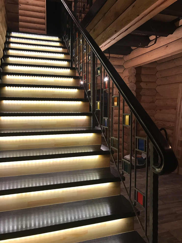 Деревянная лестница с ковкой