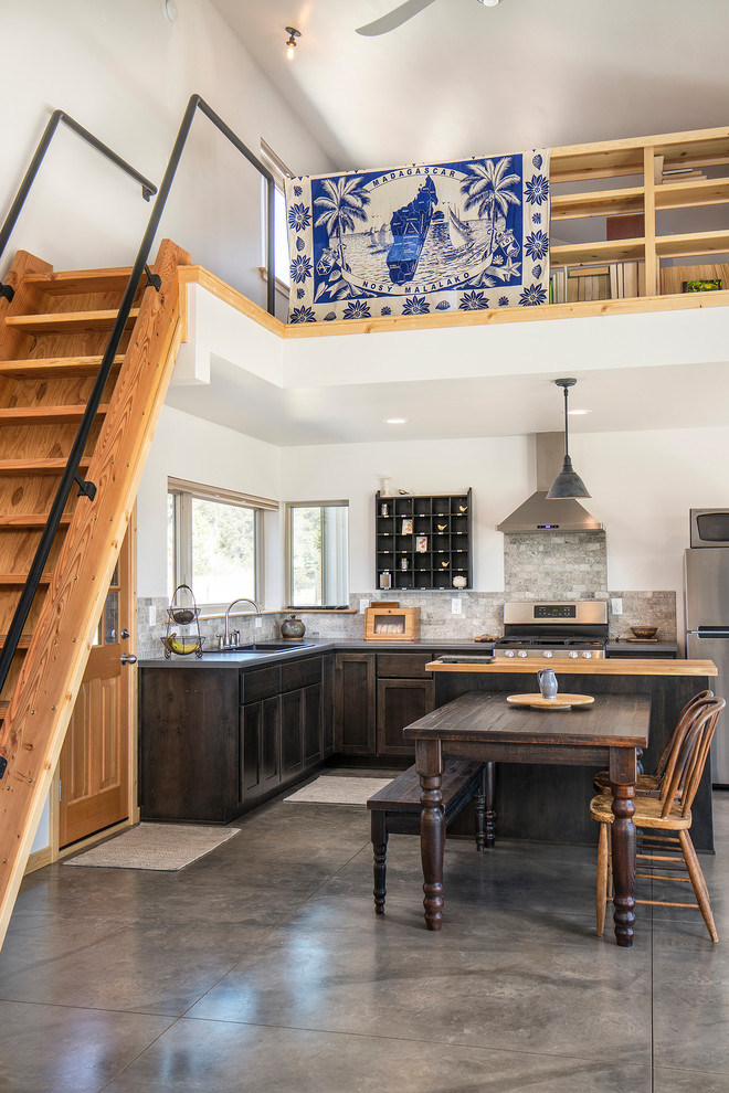 Home design - rustic home design idea in Phoenix