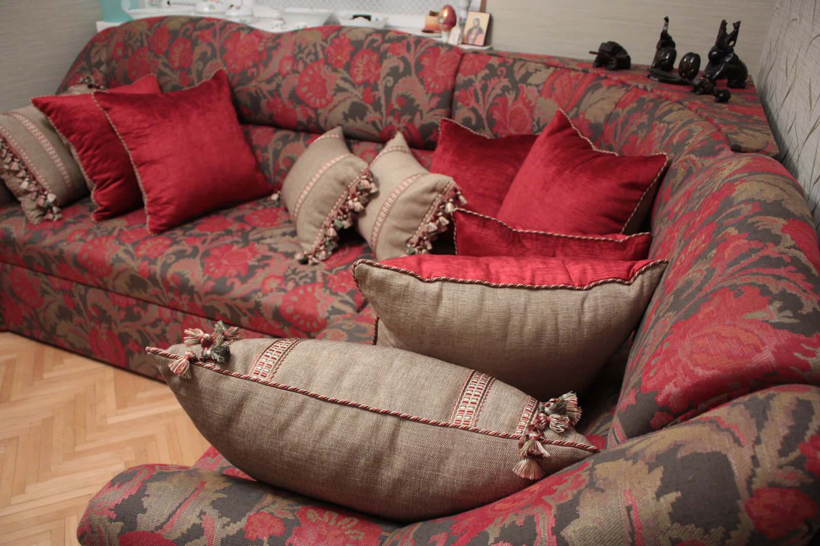 Переобивка диванов, декор окон