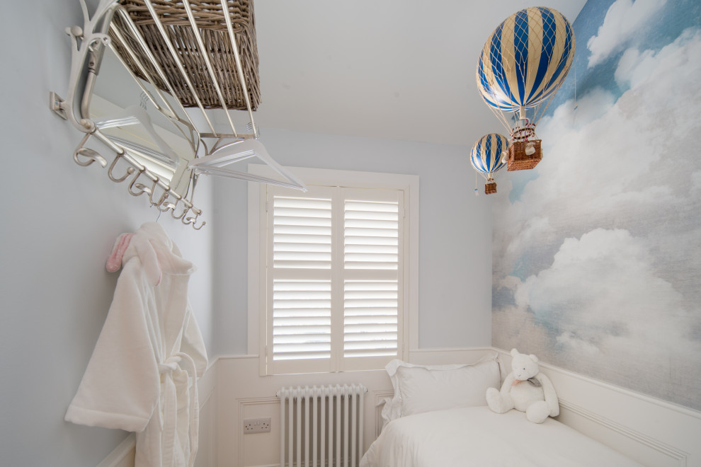 Пример оригинального дизайна: маленькая нейтральная комната для малыша в морском стиле с синими стенами, ковровым покрытием, серым полом, сводчатым потолком и панелями на стенах для на участке и в саду