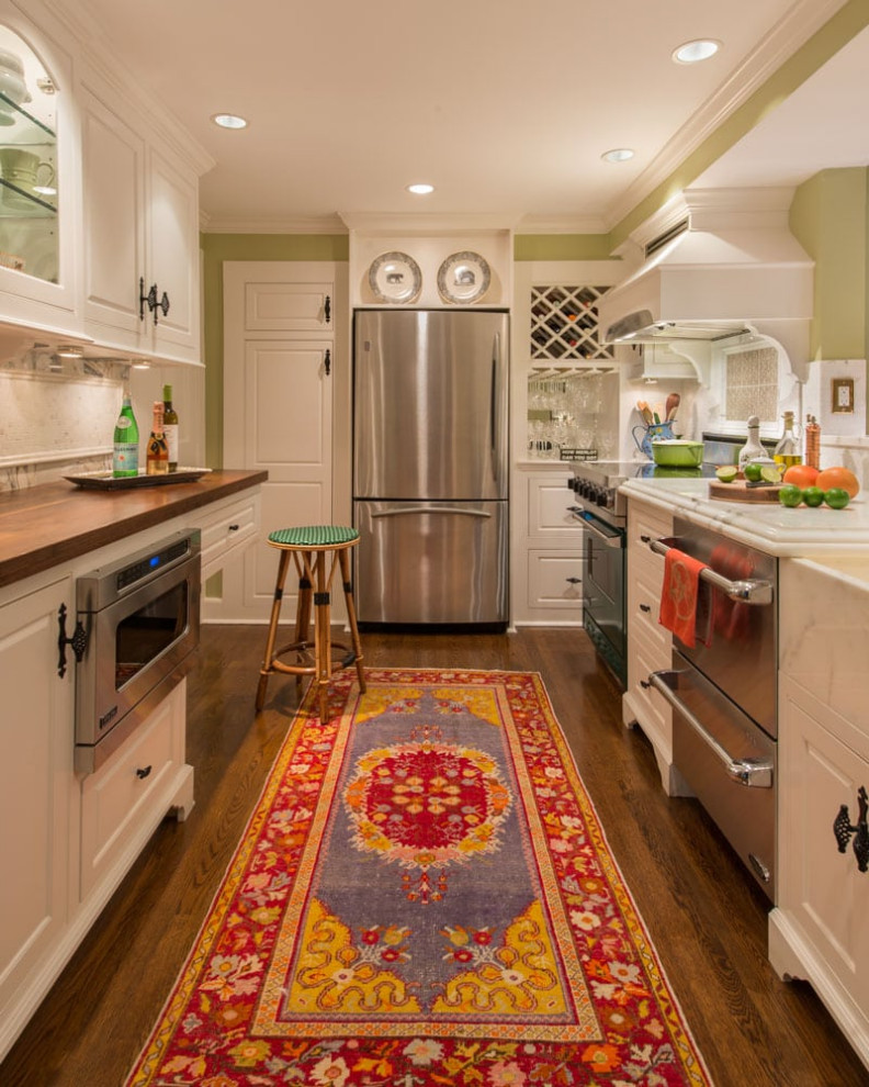 Inspiration for a mid-sized transitional kitchen in Burlington.