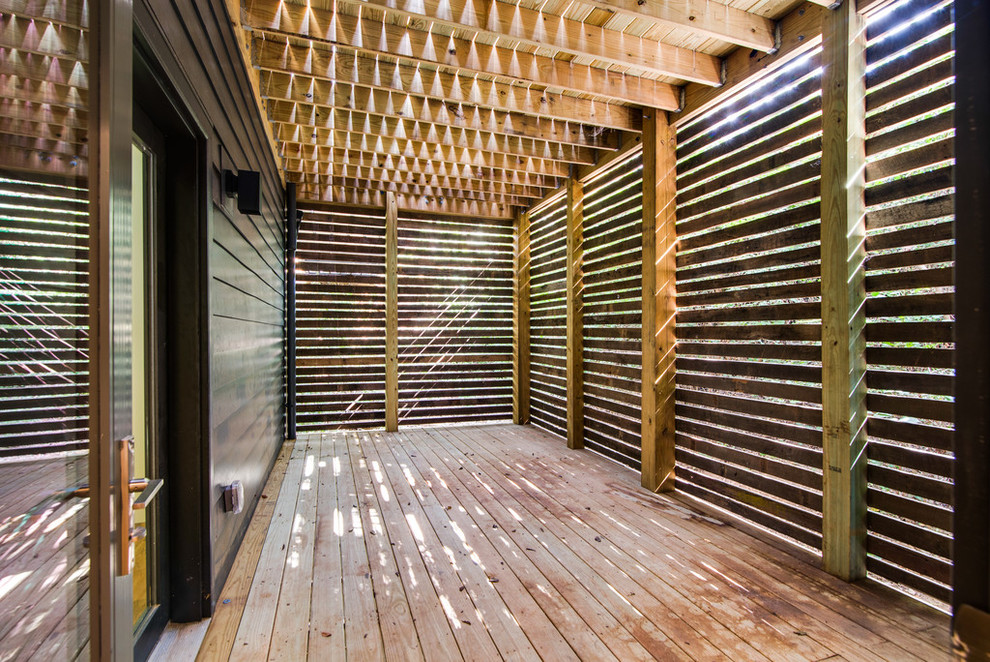 Example of a cottage chic deck design in Nashville