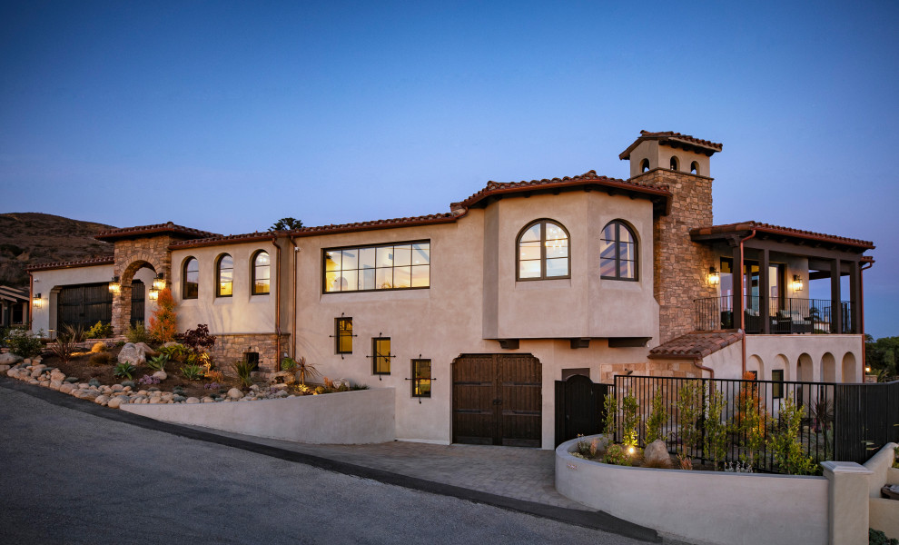 Mittelgroßes Mediterranes Einfamilienhaus mit Putzfassade, beiger Fassadenfarbe, Satteldach, Ziegeldach und rotem Dach in Santa Barbara