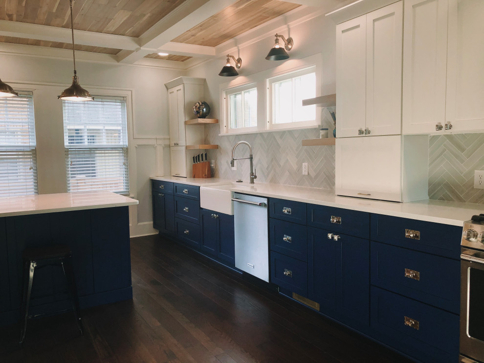 インディアナポリスにあるラグジュアリーな広いトラディショナルスタイルのおしゃれなキッチン (エプロンフロントシンク、シェーカースタイル扉のキャビネット、青いキャビネット、珪岩カウンター、グレーのキッチンパネル、セラミックタイルのキッチンパネル、シルバーの調理設備、濃色無垢フローリング、茶色い床、白いキッチンカウンター、塗装板張りの天井) の写真