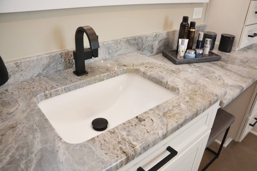 Inredning av ett klassiskt mellanstort grå grått en-suite badrum, med luckor med infälld panel, vita skåp, en dusch i en alkov, en toalettstol med separat cisternkåpa, beige väggar, ett undermonterad handfat, granitbänkskiva, beiget golv och med dusch som är öppen
