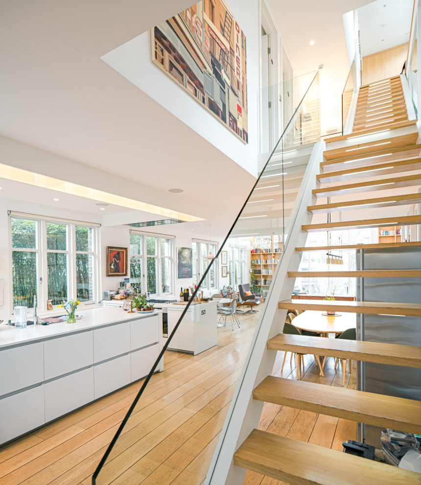 Источник вдохновения для домашнего уюта: деревянная лестница в современном стиле с стеклянными перилами