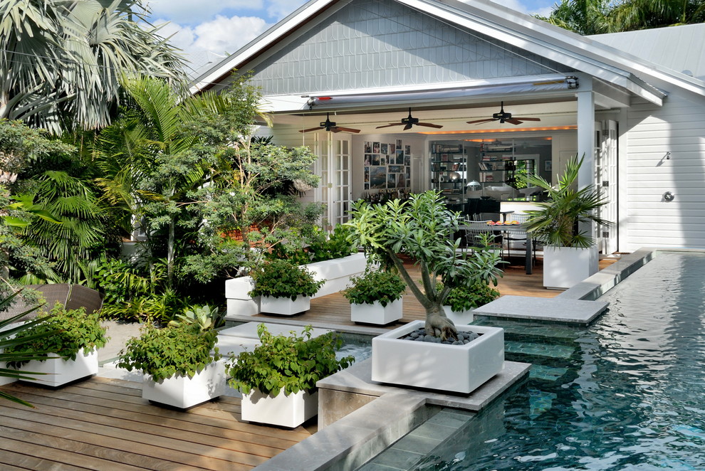 Large beach style garden in Miami.