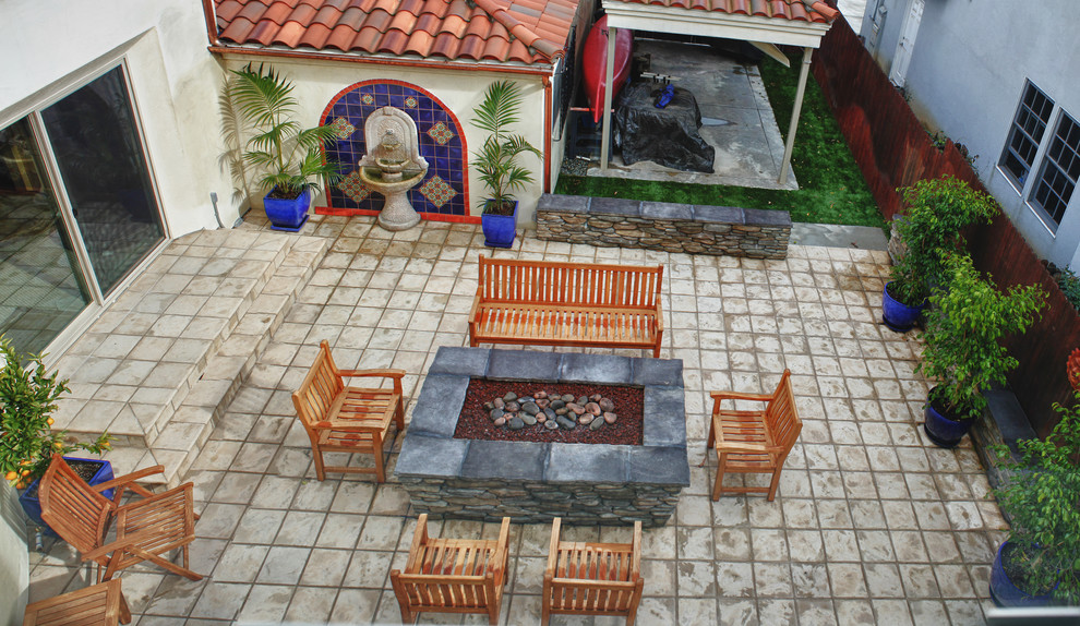 На фото: двор в средиземноморском стиле