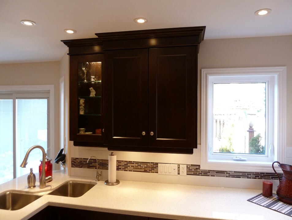 Eat-in kitchen - transitional porcelain tile and beige floor eat-in kitchen idea in Toronto with a double-bowl sink, shaker cabinets, dark wood cabinets, quartz countertops, white backsplash, subway tile backsplash, stainless steel appliances and white countertops