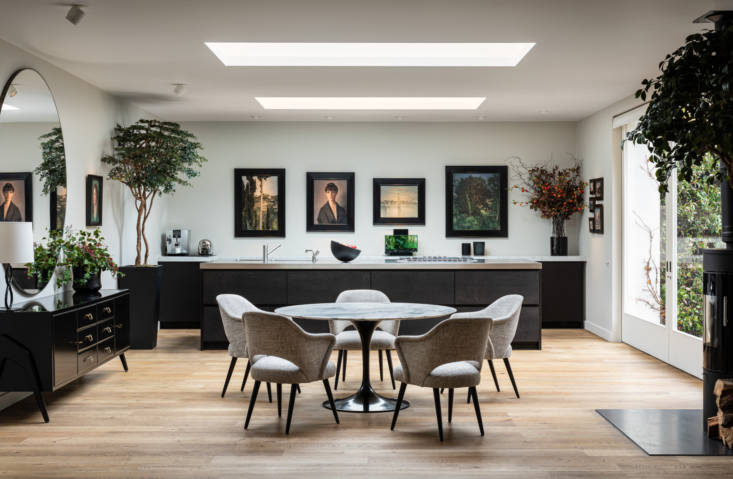 Contemporary online dining area