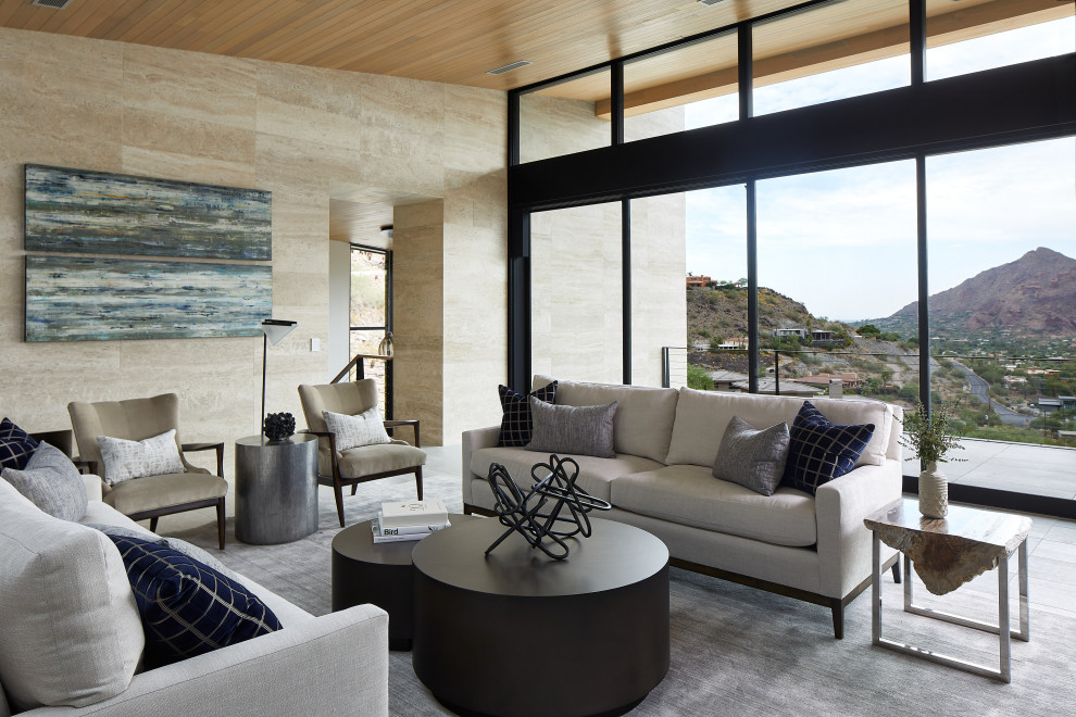 Foto di un grande soggiorno minimalista con pareti beige, pavimento in pietra calcarea e soffitto in legno