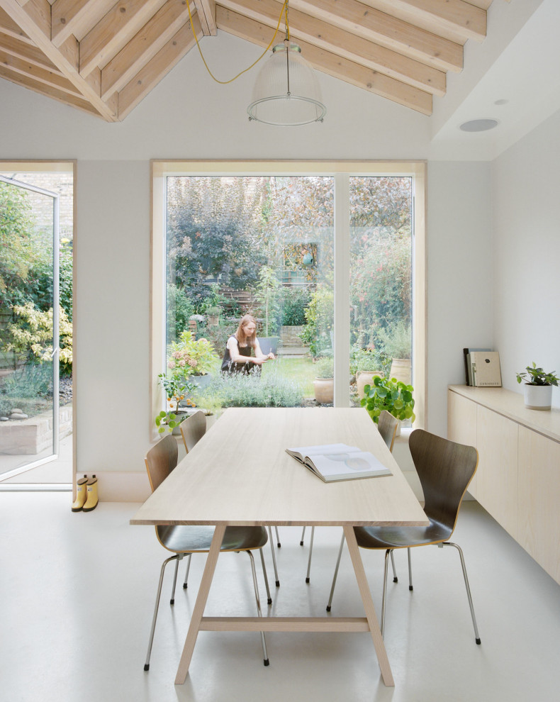 Foto di una sala da pranzo aperta verso il soggiorno design di medie dimensioni con pareti bianche e pavimento in vinile
