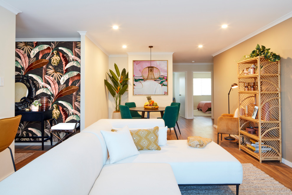 Mittelgroßes, Offenes Wohnzimmer mit bunten Wänden und braunem Holzboden in Sydney