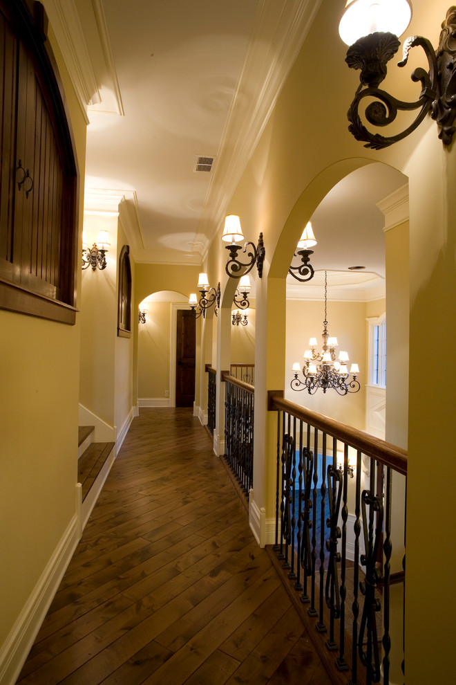 Photo of a traditional hallway in Tampa.