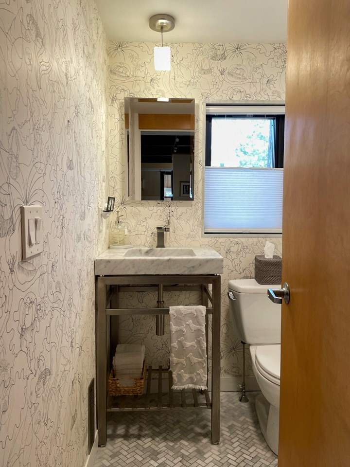 Idéer för att renovera ett litet funkis grå grått toalett, med grå skåp, en toalettstol med separat cisternkåpa, marmorgolv, ett integrerad handfat, marmorbänkskiva och grått golv