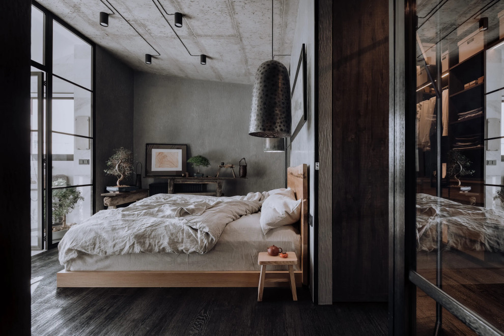 На фото: хозяйская спальня среднего размера в восточном стиле с серыми стенами, темным паркетным полом и черным полом без камина