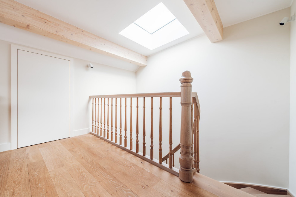 Классическая лестница из дуба с изогнутыми перилами