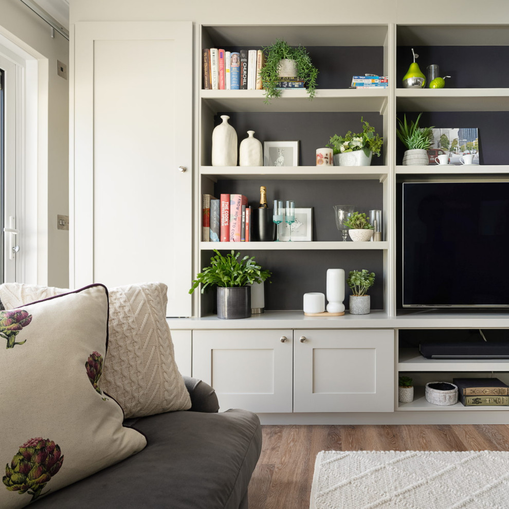 Ejemplo de sala de estar moderna de tamaño medio con suelo vinílico y estufa de leña
