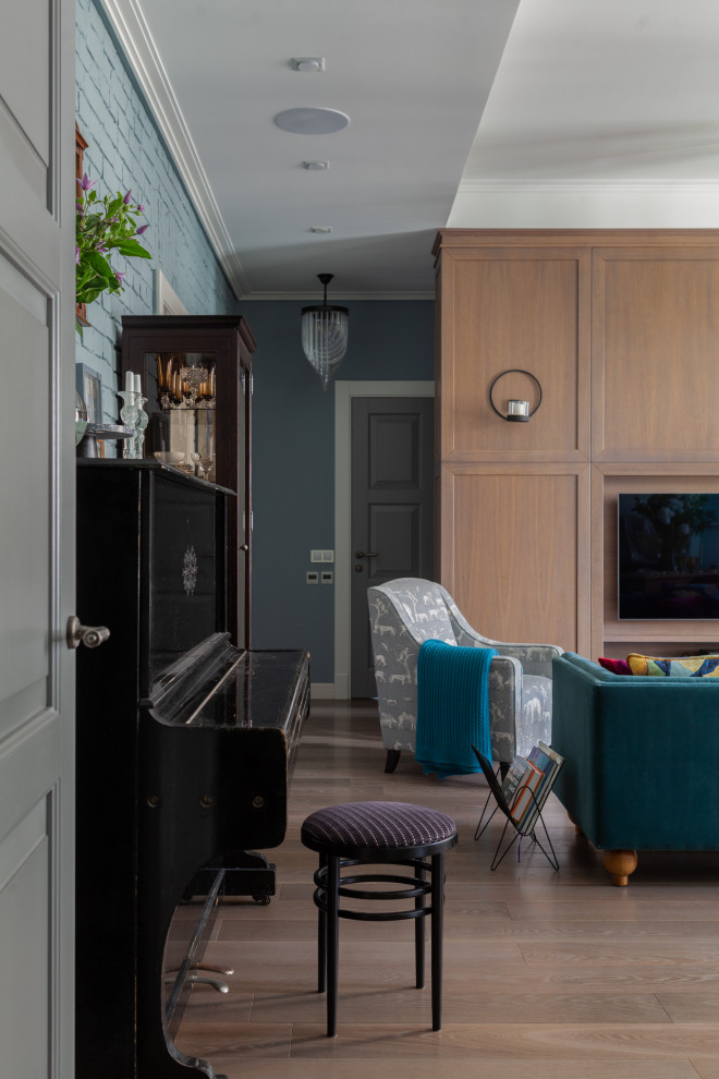 Источник вдохновения для домашнего уюта: открытая гостиная комната среднего размера в классическом стиле с синими стенами, темным паркетным полом, телевизором на стене, коричневым полом, многоуровневым потолком, синим диваном и красивыми шторами