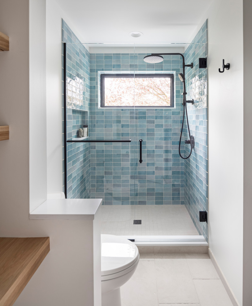 Cette image montre une salle de bain minimaliste avec un mur gris, un plan de toilette blanc et meuble double vasque.