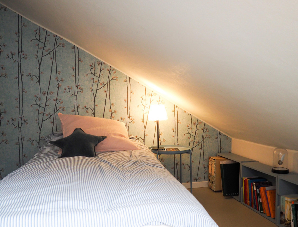 Kleines Eklektisches Schlafzimmer mit weißer Wandfarbe, Betonboden und grauem Boden in Mailand