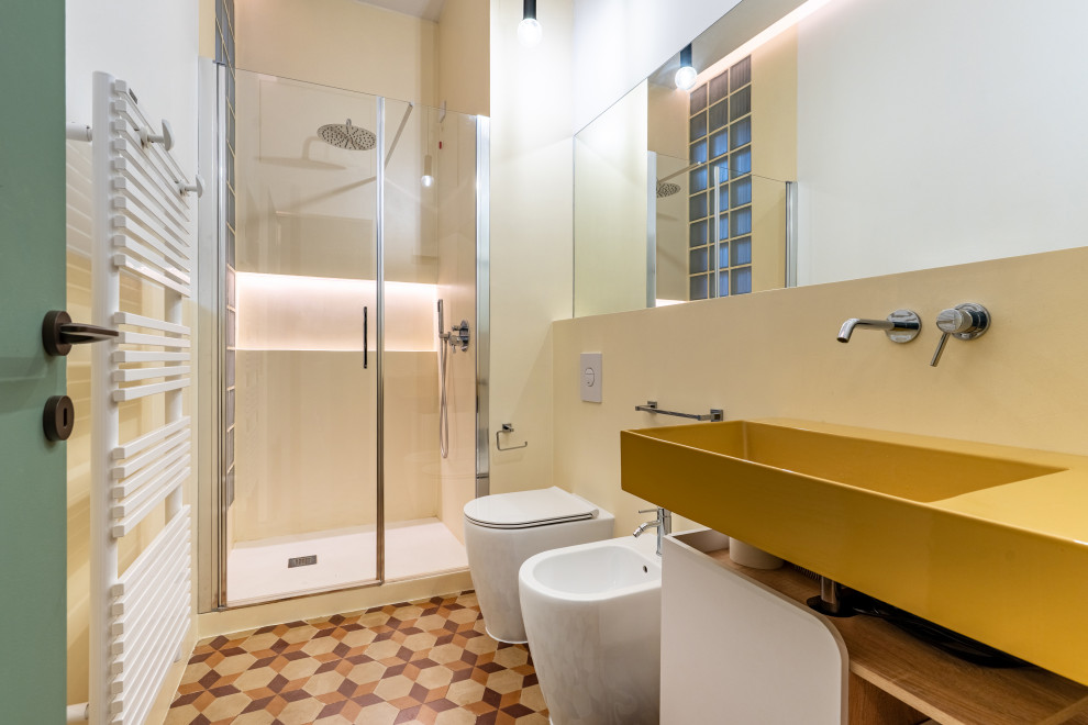 Ispirazione per una stanza da bagno boho chic con ante lisce, ante bianche, doccia alcova, piastrelle beige, pareti beige, lavabo sospeso, pavimento multicolore, porta doccia a battente, top giallo, nicchia e mobile bagno sospeso