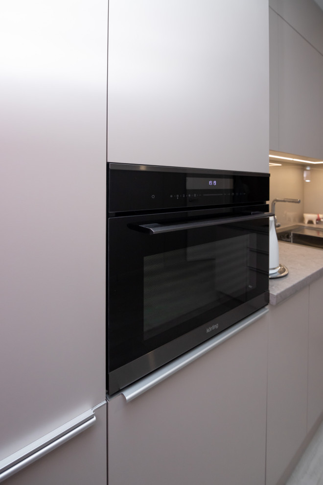 Современная угловая кухня в нежно-сером цвете