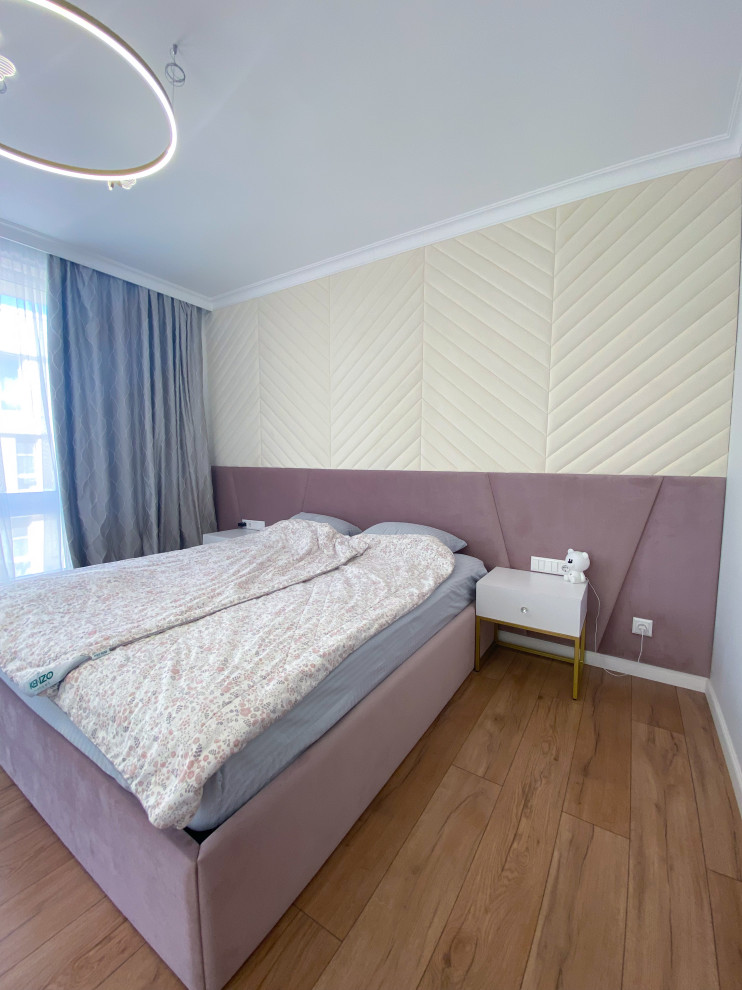 Кровать с мягкой стеновой панелью во всю стену