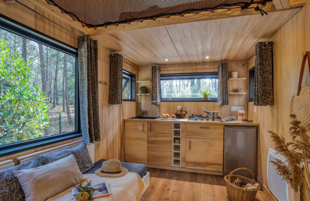 Idée de décoration pour une petite cuisine chalet avec parquet clair, un sol marron et un plafond en lambris de bois.
