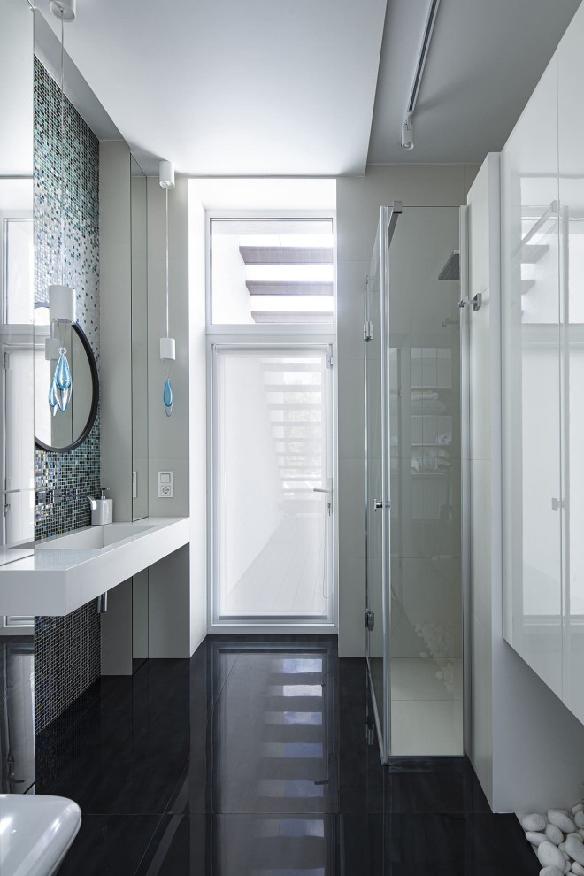 Большой красивый белый дом