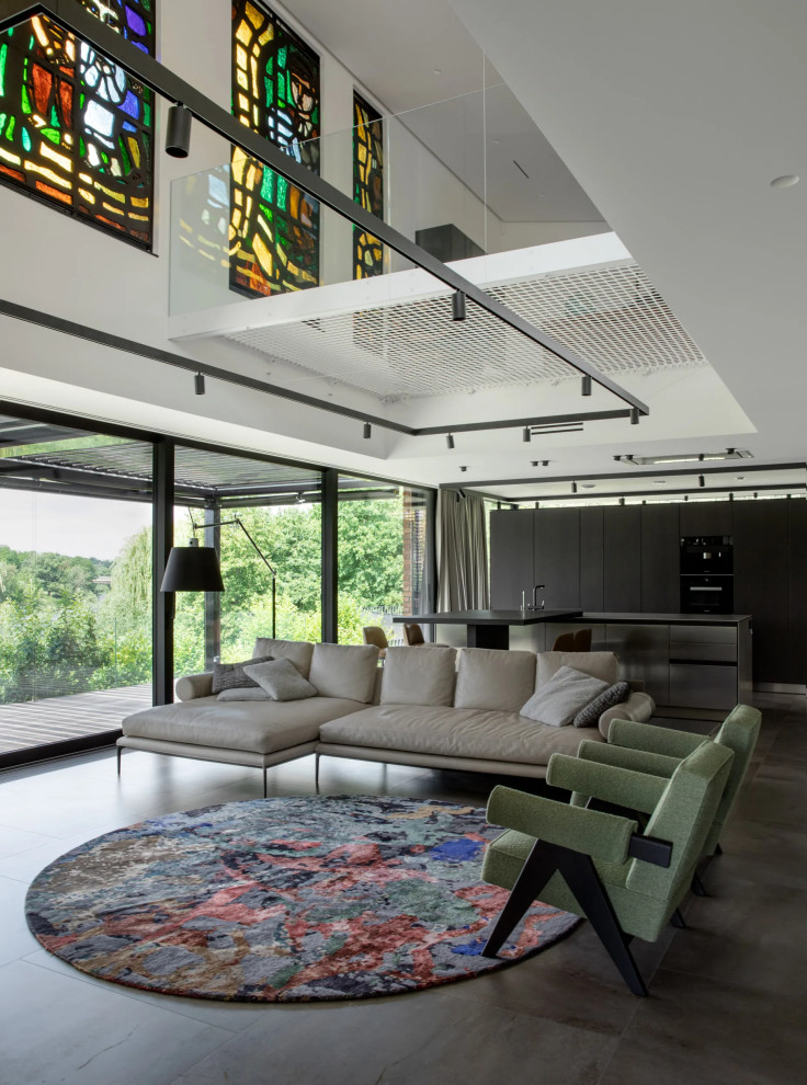 Mittelgroßes Modernes Wohnzimmer im Loft-Stil mit weißer Wandfarbe, Marmorboden, Hängekamin, Kaminumrandung aus Stein, TV-Wand und grauem Boden in Los Angeles