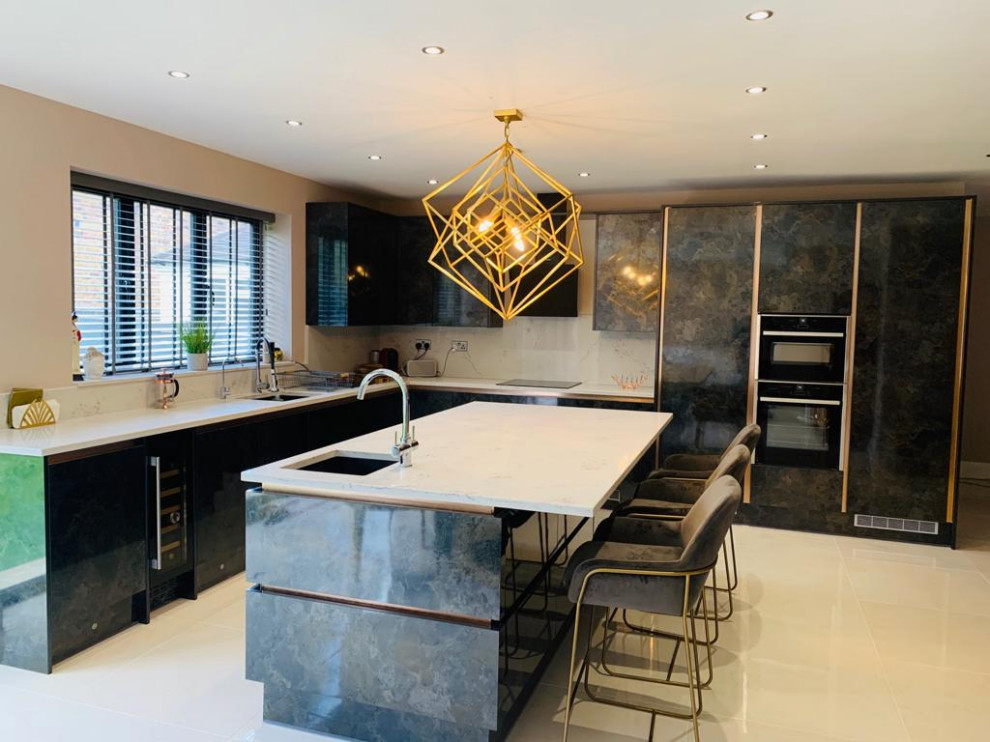 Photo of a mid-sized contemporary l-shaped eat-in kitchen in London with a drop-in sink, flat-panel cabinets, distressed cabinets, quartzite benchtops, yellow splashback, engineered quartz splashback, panelled appliances, ceramic floors, with island, beige floor and white benchtop.