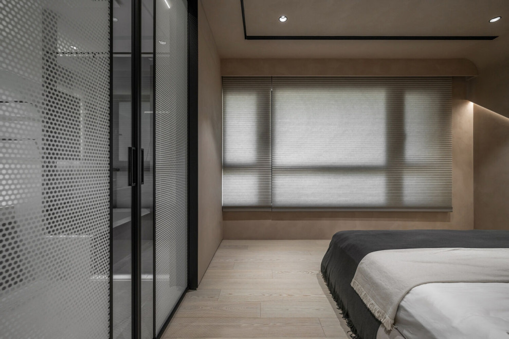 Современная спальня с гардеробной: декоративная штукатурка с эффектом арт-бетон