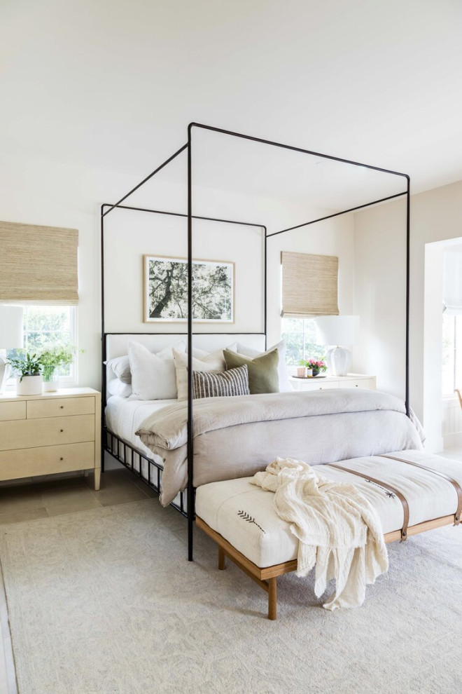 Diseño de dormitorio costero con paredes blancas y suelo gris