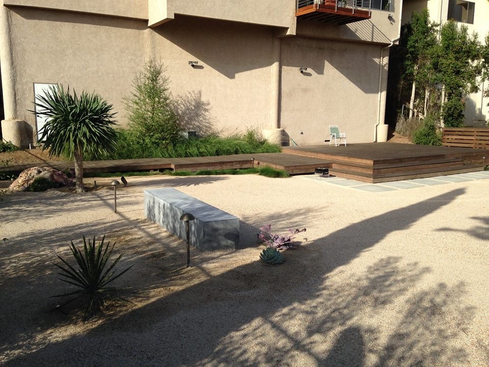 Design ideas for a midcentury backyard xeriscape in San Francisco with decking.