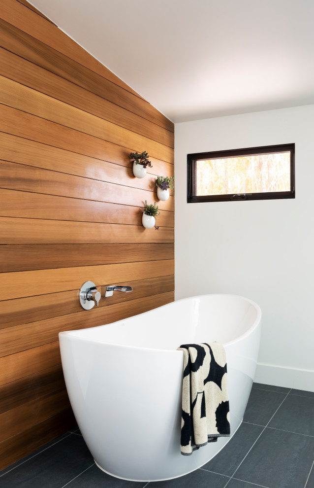 Свежая идея для дизайна: главная ванная комната в скандинавском стиле с отдельно стоящей ванной, белыми стенами, серым полом, сводчатым потолком и деревянными стенами - отличное фото интерьера
