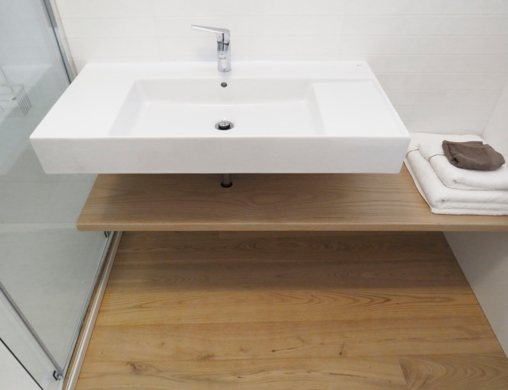 Ispirazione per una piccola stanza da bagno moderna con pavimento marrone e pannellatura