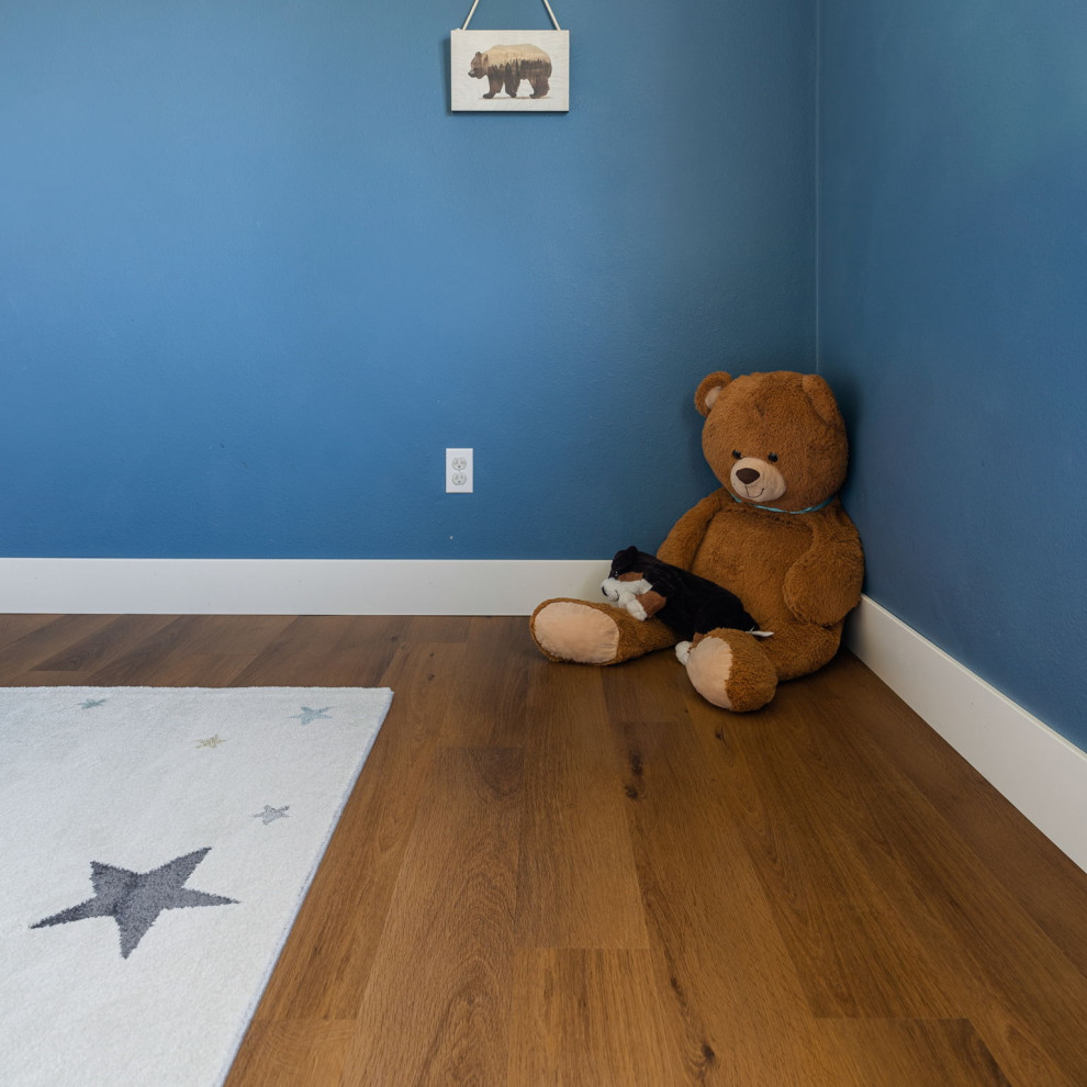 Foto på ett mellanstort amerikanskt könsneutralt barnrum kombinerat med lekrum och för 4-10-åringar, med blå väggar, vinylgolv och brunt golv