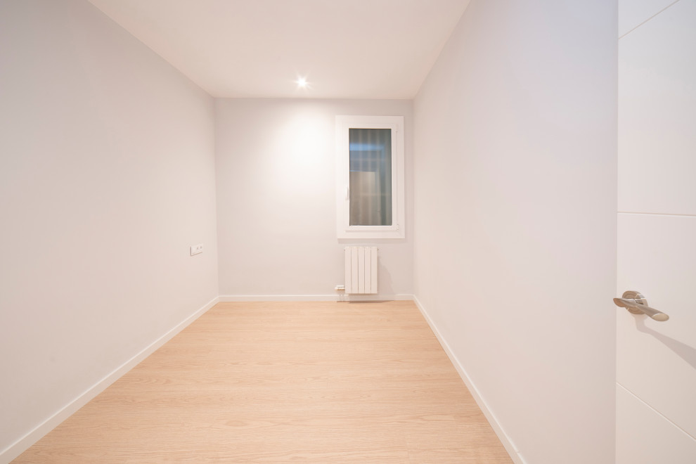 Mittelgroßes Modernes Hauptschlafzimmer ohne Kamin mit beiger Wandfarbe, Keramikboden und braunem Boden in Barcelona
