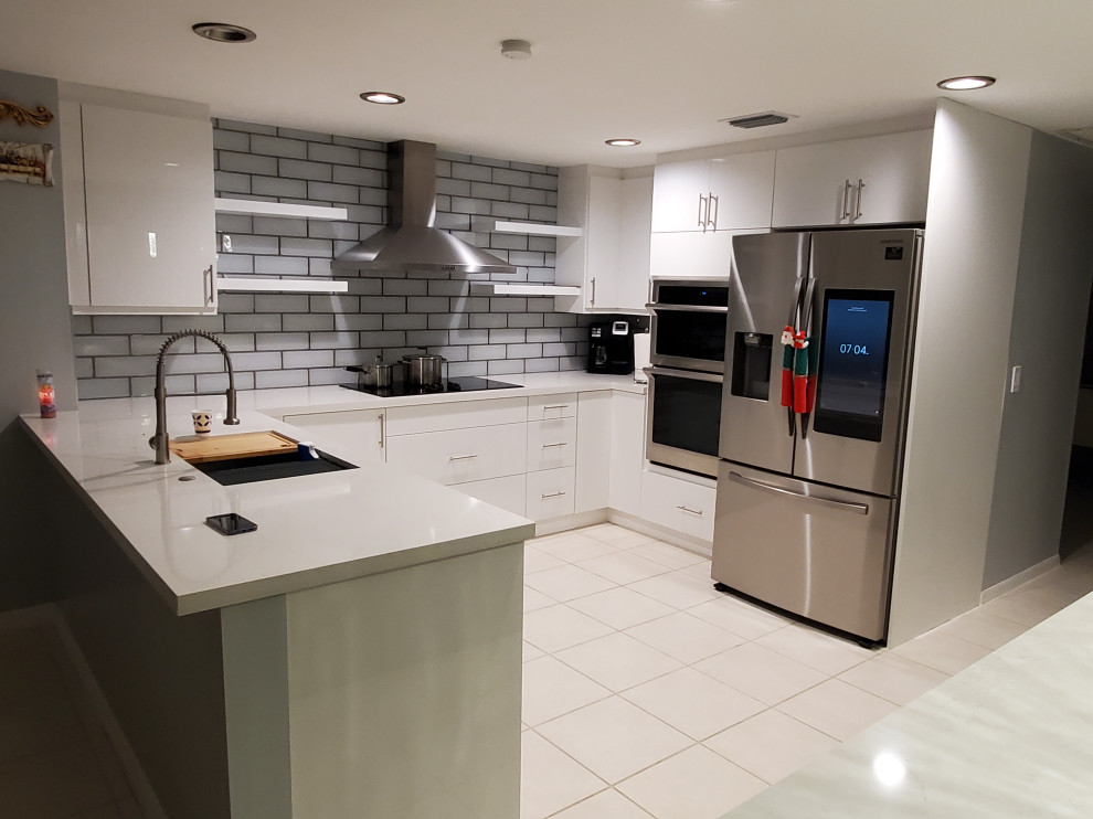 Mittelgroße Moderne Wohnküche in U-Form mit Quarzwerkstein-Arbeitsplatte in Miami