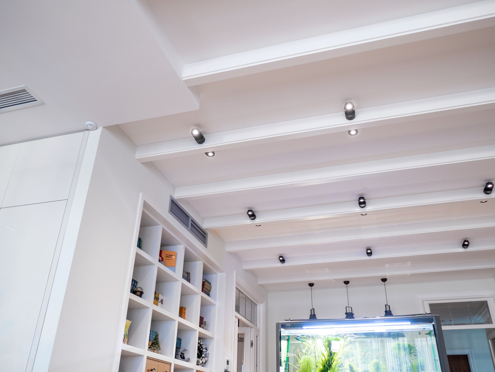 Домашний кинотеатр в современной квартире